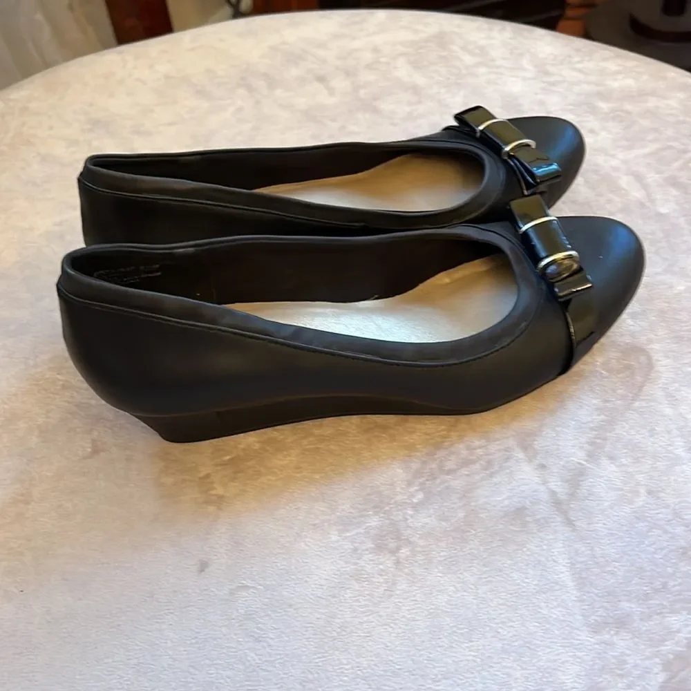 Bandolino Sz 8.5 *Classic-Chic*  Wedge Bow Toe Dress Shoes EUC